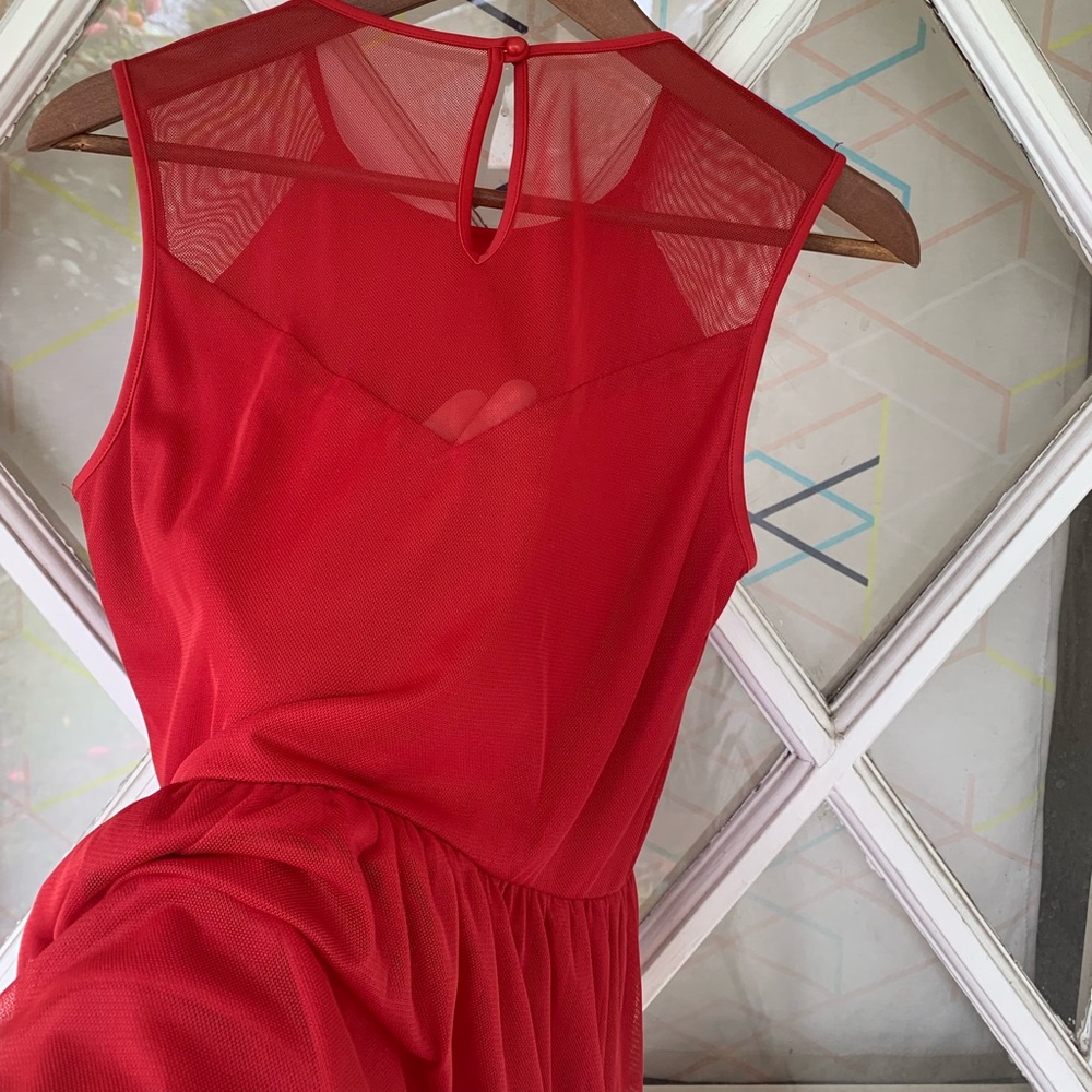 Vibrant red dress with peekaboo cutout - Picture 4 of 8